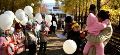 <br />
        Белгородские дошкольники приглашают прохожих в «шагающий автобус»    